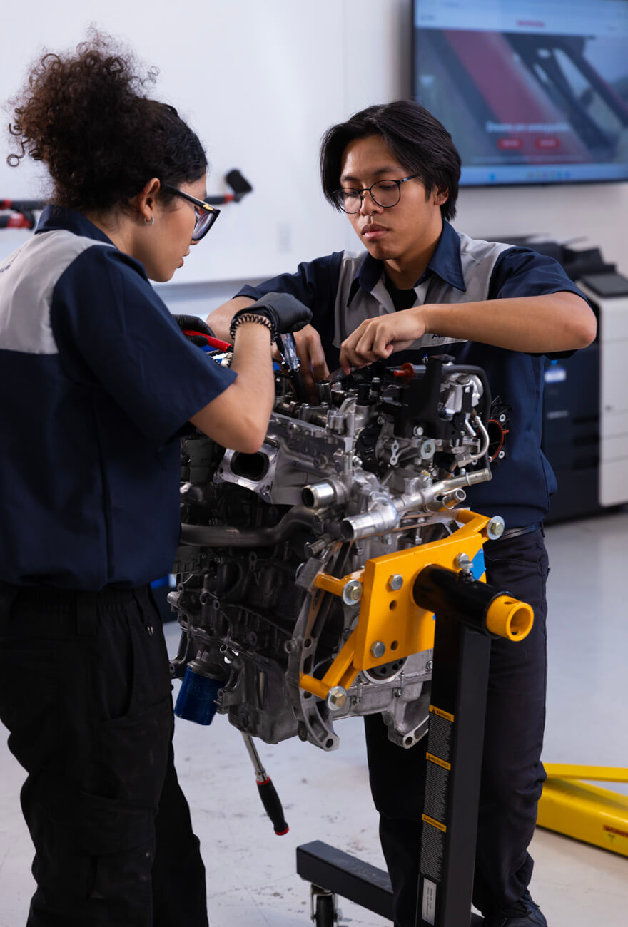 faq_students Students working on engine